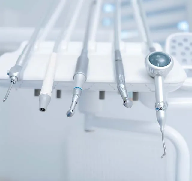 Behandlungseinheit mit moderner zahnmedizinischer Technik